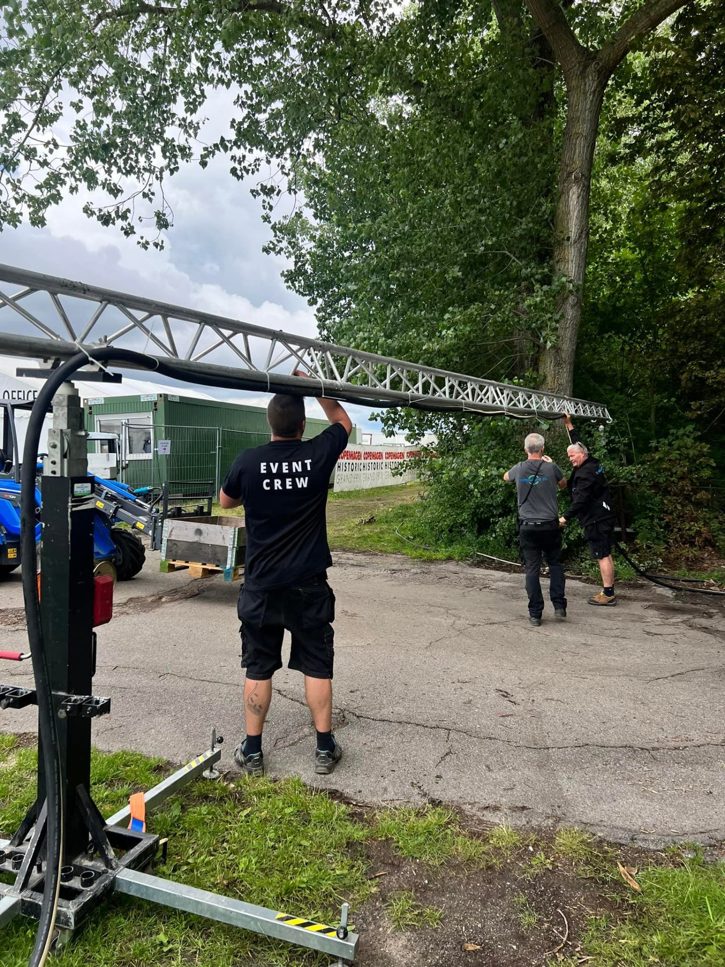 Nørbjerg El crew installerer truss og eventstrøm bag scenen med generatorer og CEE-kabling